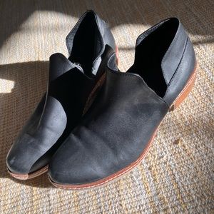 SIDE CUTOUT BLACK ANKLE BOOTS ROUND TIP SIZE 7.5